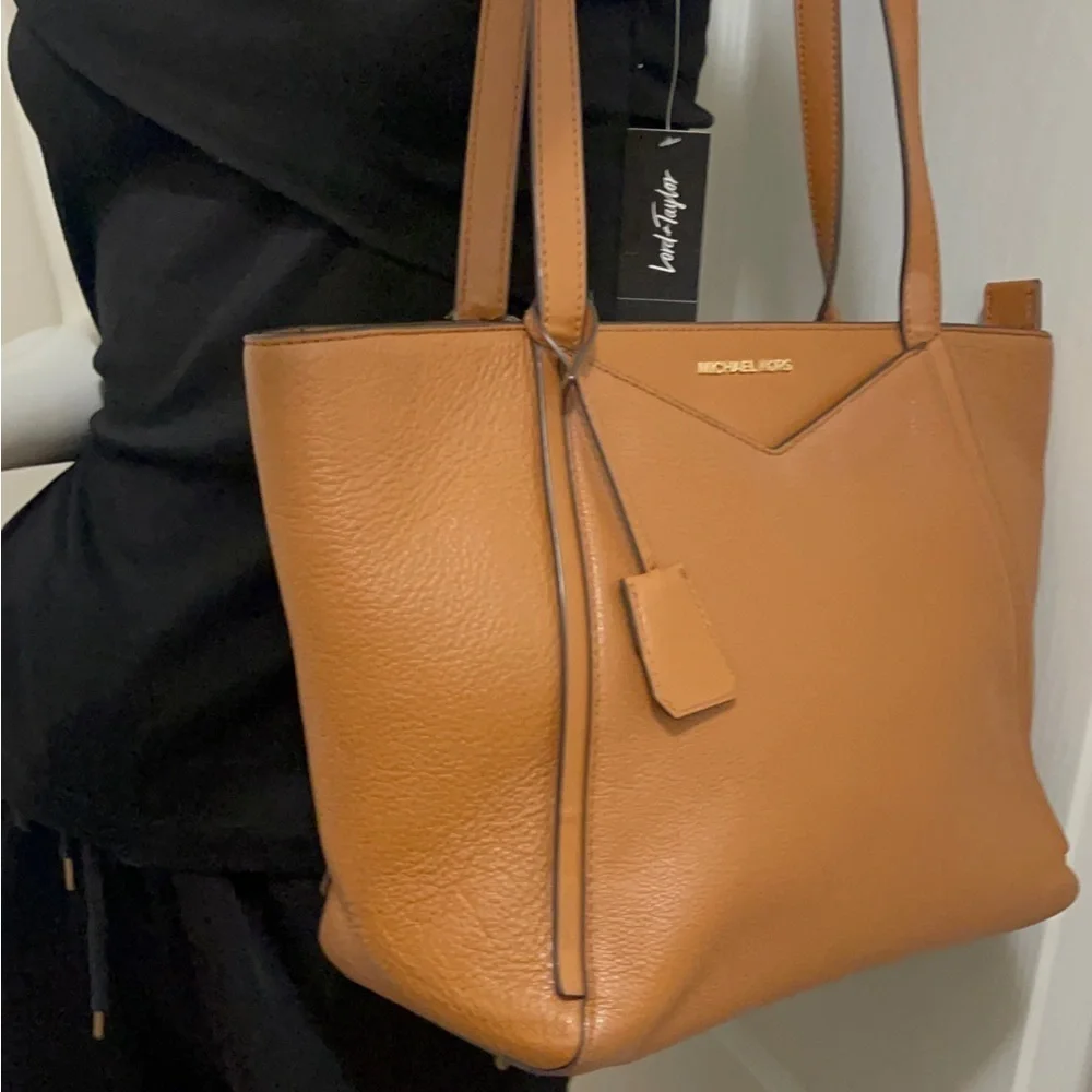 Michael Kors beautiful tan color leather bag classic  comes with their desk bag